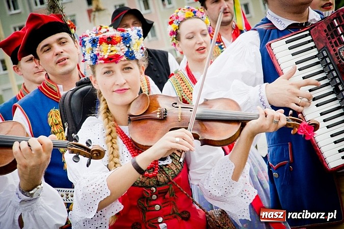 Zdjęcie w galerii na portalu naszraciborz.pl: Kolorowa parada ulicami Raciborza - Śląsk kraina wielu kultur dzień drugi wiadomości z regionu