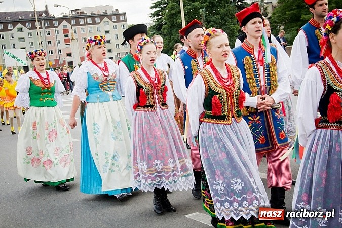 Zdjęcie w galerii na portalu naszraciborz.pl: Kolorowa parada ulicami Raciborza - Śląsk kraina wielu kultur dzień drugi wiadomości z regionu