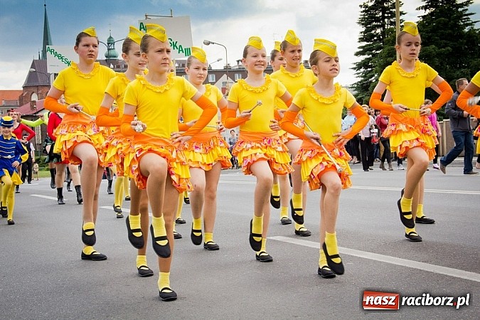 Zdjęcie w galerii na portalu naszraciborz.pl: Kolorowa parada ulicami Raciborza - Śląsk kraina wielu kultur dzień drugi wiadomości z regionu