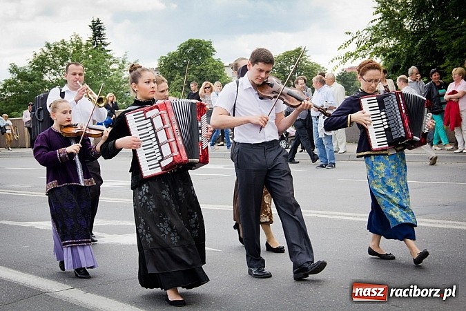 Zdjęcie w galerii na portalu naszraciborz.pl: Kolorowa parada ulicami Raciborza - Śląsk kraina wielu kultur dzień drugi wiadomości z regionu