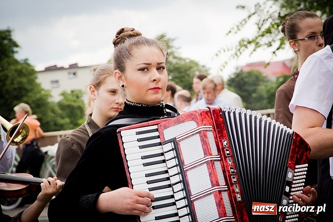 Zdjęcie w galerii na portalu naszraciborz.pl: Kolorowa parada ulicami Raciborza - Śląsk kraina wielu kultur dzień drugi wiadomości z regionu