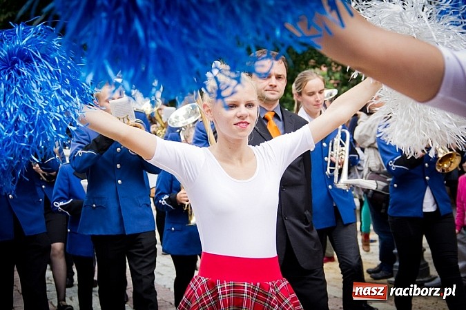 Zdjęcie w galerii na portalu naszraciborz.pl: Kolorowa parada ulicami Raciborza - Śląsk kraina wielu kultur dzień drugi wiadomości z regionu