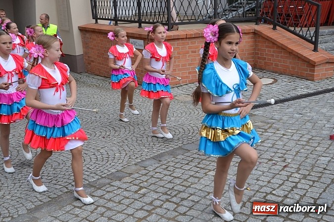 Zdjęcie w galerii na portalu naszraciborz.pl: Kolorowa parada ulicami Raciborza - Śląsk kraina wielu kultur dzień drugi wiadomości z regionu