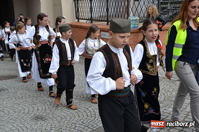 Zdjęcie w galerii na portalu naszraciborz.pl: Kolorowa parada ulicami Raciborza - Śląsk kraina wielu kultur dzień drugi wiadomości z regionu