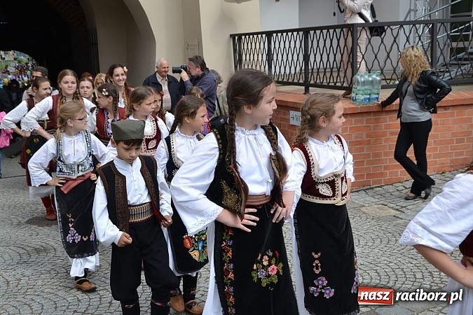 Zdjęcie w galerii na portalu naszraciborz.pl: Kolorowa parada ulicami Raciborza - Śląsk kraina wielu kultur dzień drugi wiadomości z regionu