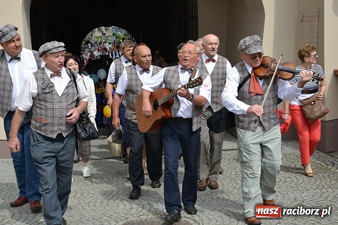 Zdjęcie w galerii na portalu naszraciborz.pl: Kolorowa parada ulicami Raciborza - Śląsk kraina wielu kultur dzień drugi wiadomości z regionu