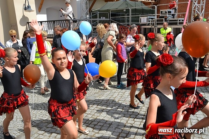 Zdjęcie w galerii na portalu naszraciborz.pl: Kolorowa parada ulicami Raciborza - Śląsk kraina wielu kultur dzień drugi wiadomości z regionu