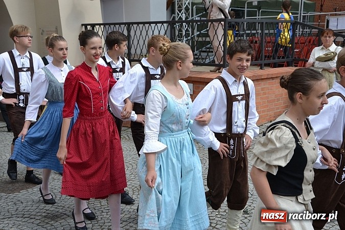 Zdjęcie w galerii na portalu naszraciborz.pl: Kolorowa parada ulicami Raciborza - Śląsk kraina wielu kultur dzień drugi wiadomości z regionu