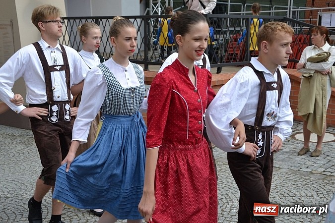 Zdjęcie w galerii na portalu naszraciborz.pl: Kolorowa parada ulicami Raciborza - Śląsk kraina wielu kultur dzień drugi wiadomości z regionu