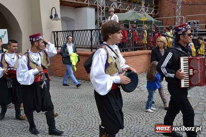 Zdjęcie w galerii na portalu naszraciborz.pl: Kolorowa parada ulicami Raciborza - Śląsk kraina wielu kultur dzień drugi wiadomości z regionu