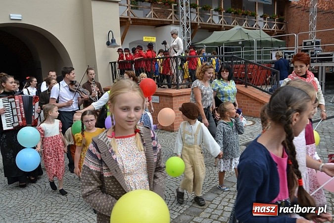 Zdjęcie w galerii na portalu naszraciborz.pl: Kolorowa parada ulicami Raciborza - Śląsk kraina wielu kultur dzień drugi wiadomości z regionu