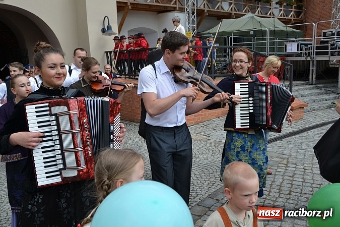 Zdjęcie w galerii na portalu naszraciborz.pl: Kolorowa parada ulicami Raciborza - Śląsk kraina wielu kultur dzień drugi wiadomości z regionu