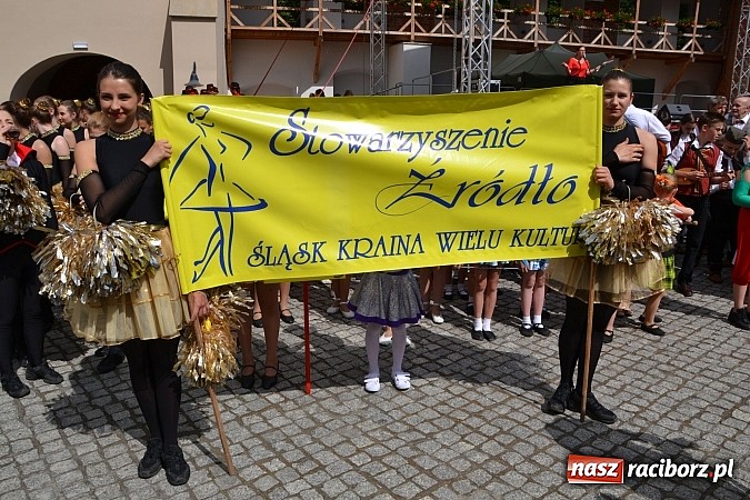 Zdjęcie w galerii na portalu naszraciborz.pl: Kolorowa parada ulicami Raciborza - Śląsk kraina wielu kultur dzień drugi wiadomości z regionu