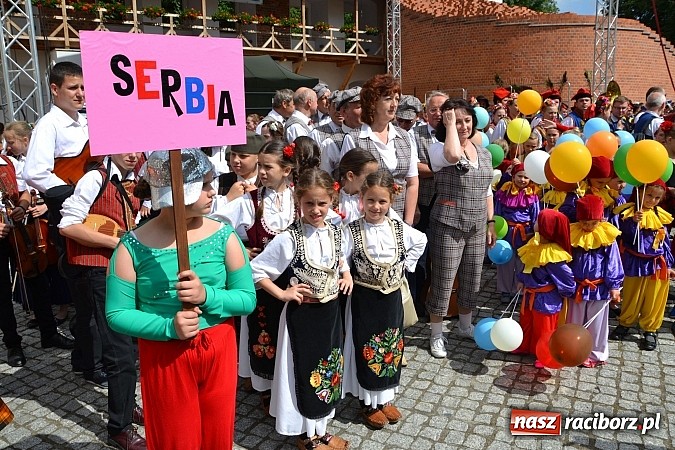 Zdjęcie w galerii na portalu naszraciborz.pl: Kolorowa parada ulicami Raciborza - Śląsk kraina wielu kultur dzień drugi wiadomości z regionu
