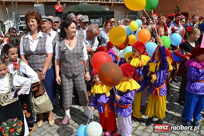 Zdjęcie w galerii na portalu naszraciborz.pl: Kolorowa parada ulicami Raciborza - Śląsk kraina wielu kultur dzień drugi wiadomości z regionu