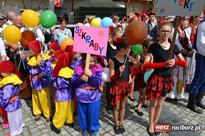 Zdjęcie w galerii na portalu naszraciborz.pl: Kolorowa parada ulicami Raciborza - Śląsk kraina wielu kultur dzień drugi wiadomości z regionu