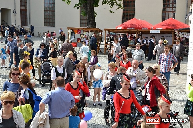Zdjęcie w galerii na portalu naszraciborz.pl: Kolorowa parada ulicami Raciborza - Śląsk kraina wielu kultur dzień drugi wiadomości z regionu