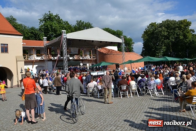 Zdjęcie w galerii na portalu naszraciborz.pl: Kolorowa parada ulicami Raciborza - Śląsk kraina wielu kultur dzień drugi wiadomości z regionu