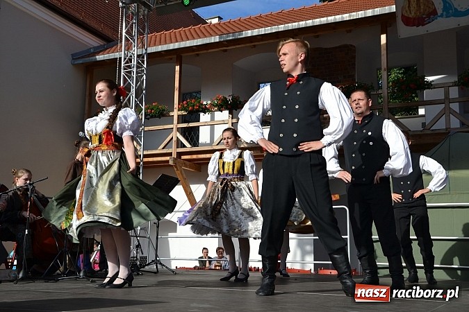 Zdjęcie w galerii na portalu naszraciborz.pl: Kolorowa parada ulicami Raciborza - Śląsk kraina wielu kultur dzień drugi wiadomości z regionu