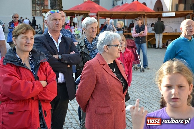 Zdjęcie w galerii na portalu naszraciborz.pl: Kolorowa parada ulicami Raciborza - Śląsk kraina wielu kultur dzień drugi wiadomości z regionu