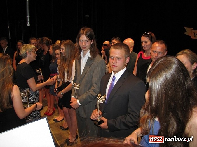 Zdjęcie w galerii na portalu naszraciborz.pl: Gimnazjum nr 1 wręczyło swoje Victorie wiadomości z regionu