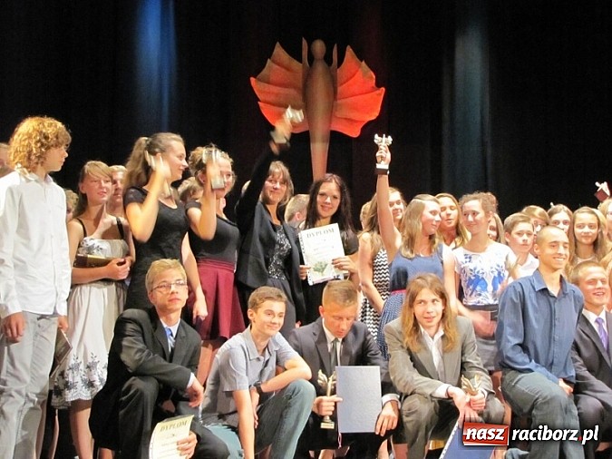 Zdjęcie w galerii na portalu naszraciborz.pl: Gimnazjum nr 1 wręczyło swoje Victorie wiadomości z regionu