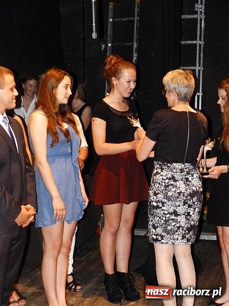 Zdjęcie w galerii na portalu naszraciborz.pl: Gimnazjum nr 1 wręczyło swoje Victorie wiadomości z regionu