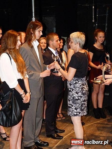 Zdjęcie w galerii na portalu naszraciborz.pl: Gimnazjum nr 1 wręczyło swoje Victorie wiadomości z regionu