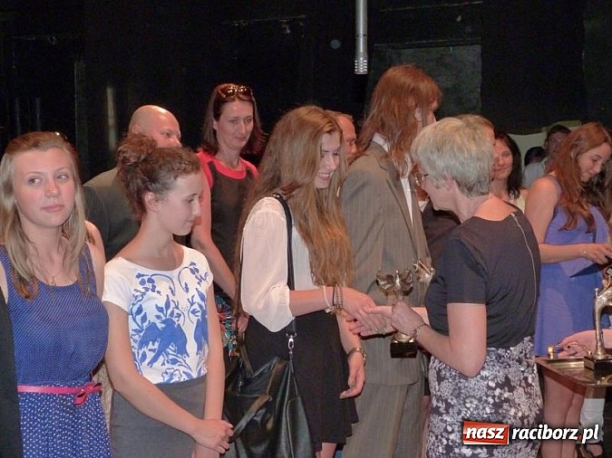 Zdjęcie w galerii na portalu naszraciborz.pl: Gimnazjum nr 1 wręczyło swoje Victorie wiadomości z regionu