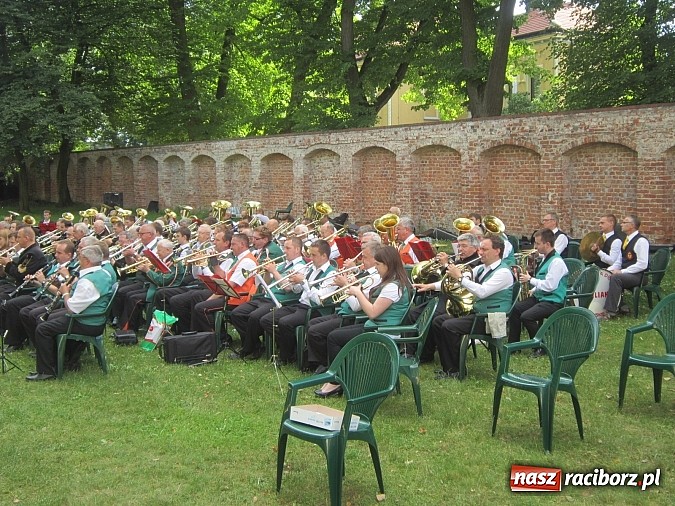 Zdjęcie w galerii na portalu naszraciborz.pl: Orkiestry dęte na pielgrzymce w Rudach wiadomości z regionu