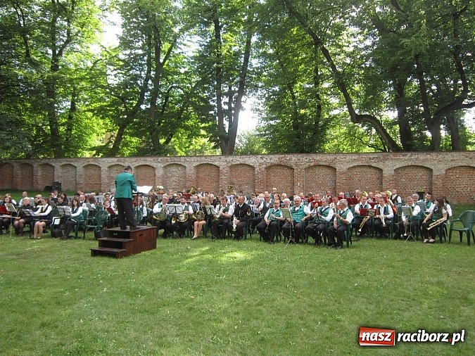 Zdjęcie w galerii na portalu naszraciborz.pl: Orkiestry dęte na pielgrzymce w Rudach wiadomości z regionu
