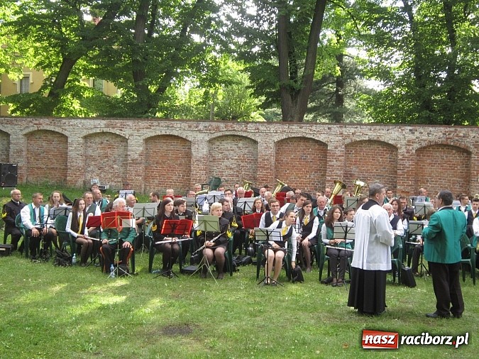 Zdjęcie w galerii na portalu naszraciborz.pl: Orkiestry dęte na pielgrzymce w Rudach wiadomości z regionu