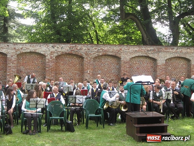 Zdjęcie w galerii na portalu naszraciborz.pl: Orkiestry dęte na pielgrzymce w Rudach wiadomości z regionu