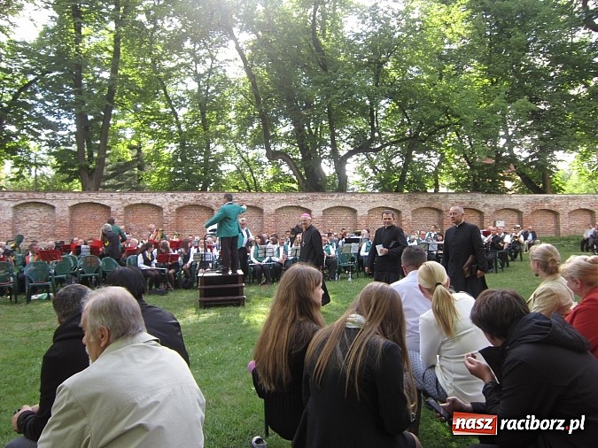 Zdjęcie w galerii na portalu naszraciborz.pl: Orkiestry dęte na pielgrzymce w Rudach wiadomości z regionu