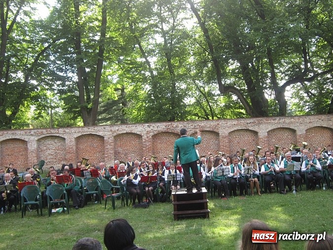Zdjęcie w galerii na portalu naszraciborz.pl: Orkiestry dęte na pielgrzymce w Rudach wiadomości z regionu