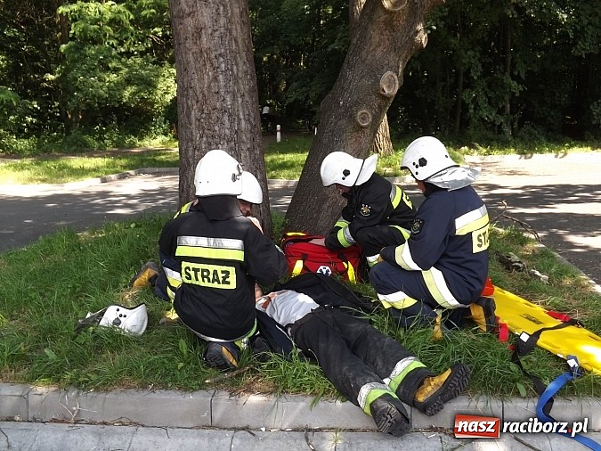 Zdjęcie w galerii na portalu naszraciborz.pl: Pożar lasu Obora, poszkodowany strażak. Na szczęście to tylko ćwiczenia wiadomości z regionu