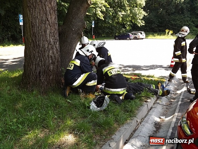 Zdjęcie w galerii na portalu naszraciborz.pl: Pożar lasu Obora, poszkodowany strażak. Na szczęście to tylko ćwiczenia wiadomości z regionu