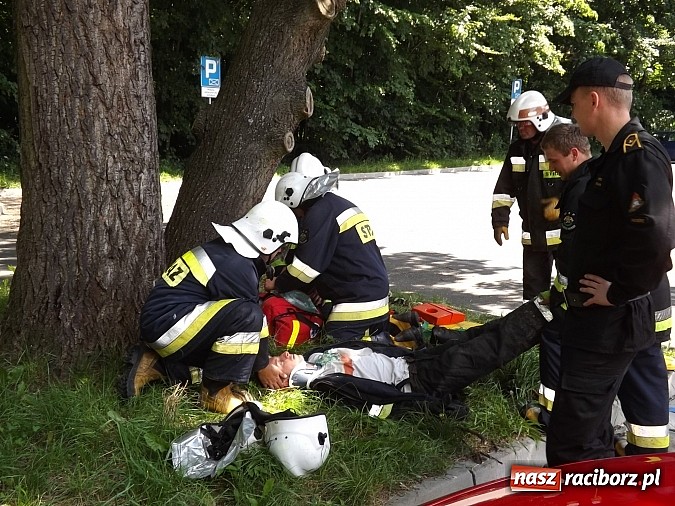 Zdjęcie w galerii na portalu naszraciborz.pl: Pożar lasu Obora, poszkodowany strażak. Na szczęście to tylko ćwiczenia wiadomości z regionu