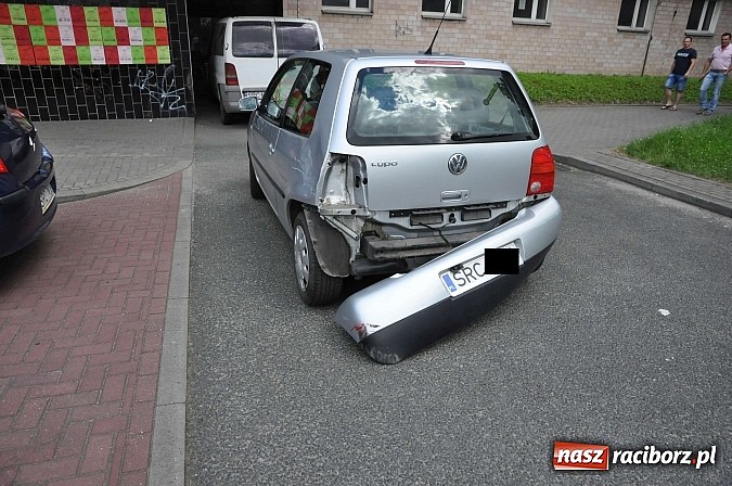 Zdjęcie w galerii na portalu naszraciborz.pl: Na skrzyżowaniu przy wiadukcie zderzyły się motocykl i volkswagen lupo wiadomości z regionu