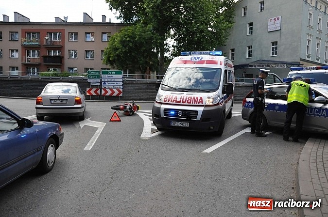 Zdjęcie w galerii na portalu naszraciborz.pl: Na skrzyżowaniu przy wiadukcie zderzyły się motocykl i volkswagen lupo wiadomości z regionu