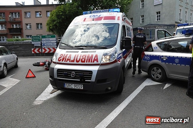 Zdjęcie w galerii na portalu naszraciborz.pl: Na skrzyżowaniu przy wiadukcie zderzyły się motocykl i volkswagen lupo wiadomości z regionu