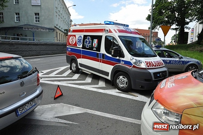 Zdjęcie w galerii na portalu naszraciborz.pl: Na skrzyżowaniu przy wiadukcie zderzyły się motocykl i volkswagen lupo wiadomości z regionu