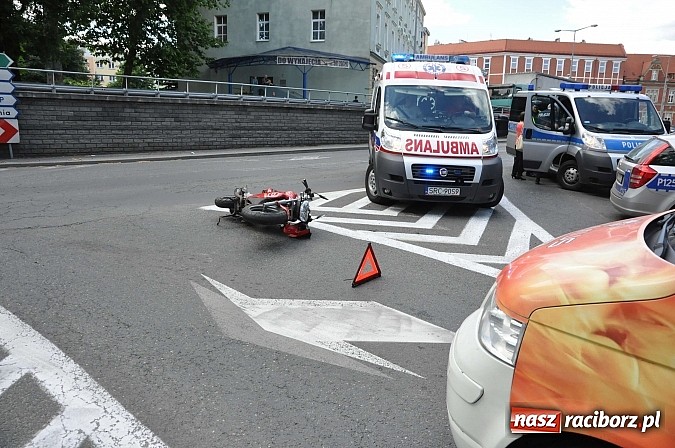 Zdjęcie w galerii na portalu naszraciborz.pl: Na skrzyżowaniu przy wiadukcie zderzyły się motocykl i volkswagen lupo wiadomości z regionu