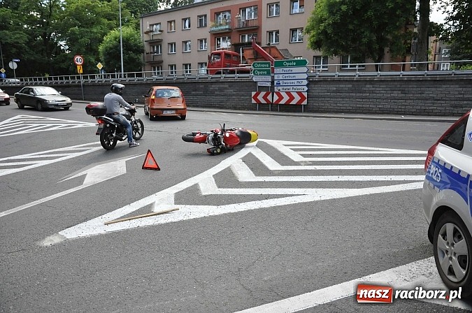 Zdjęcie w galerii na portalu naszraciborz.pl: Na skrzyżowaniu przy wiadukcie zderzyły się motocykl i volkswagen lupo wiadomości z regionu