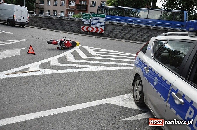 Zdjęcie w galerii na portalu naszraciborz.pl: Na skrzyżowaniu przy wiadukcie zderzyły się motocykl i volkswagen lupo wiadomości z regionu