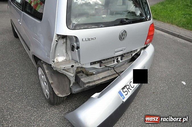 Zdjęcie w galerii na portalu naszraciborz.pl: Na skrzyżowaniu przy wiadukcie zderzyły się motocykl i volkswagen lupo wiadomości z regionu