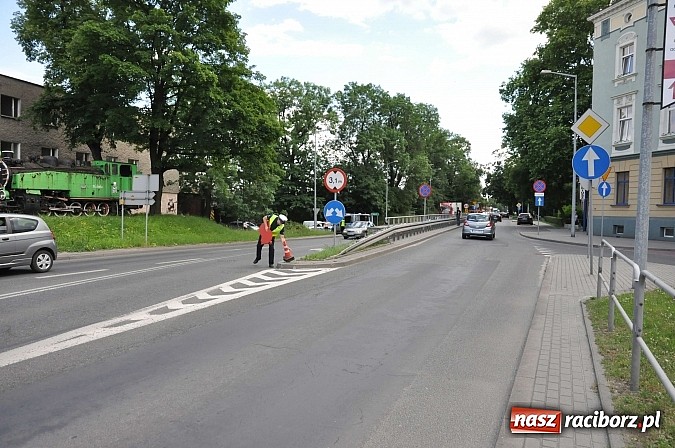 Zdjęcie w galerii na portalu naszraciborz.pl: Na skrzyżowaniu przy wiadukcie zderzyły się motocykl i volkswagen lupo wiadomości z regionu