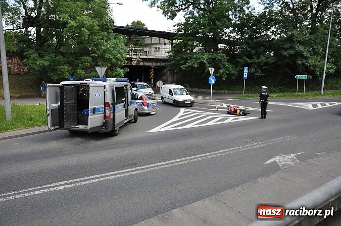 Zdjęcie w galerii na portalu naszraciborz.pl: Na skrzyżowaniu przy wiadukcie zderzyły się motocykl i volkswagen lupo wiadomości z regionu