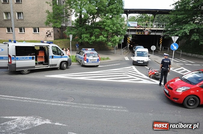 Zdjęcie w galerii na portalu naszraciborz.pl: Na skrzyżowaniu przy wiadukcie zderzyły się motocykl i volkswagen lupo wiadomości z regionu