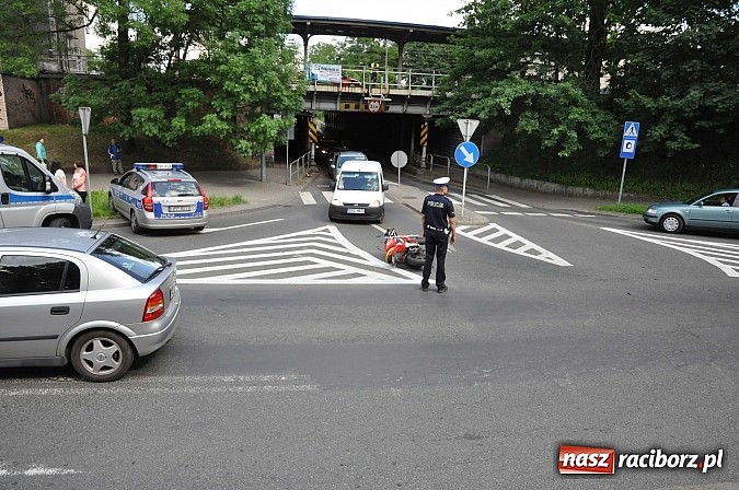 Zdjęcie w galerii na portalu naszraciborz.pl: Na skrzyżowaniu przy wiadukcie zderzyły się motocykl i volkswagen lupo wiadomości z regionu
